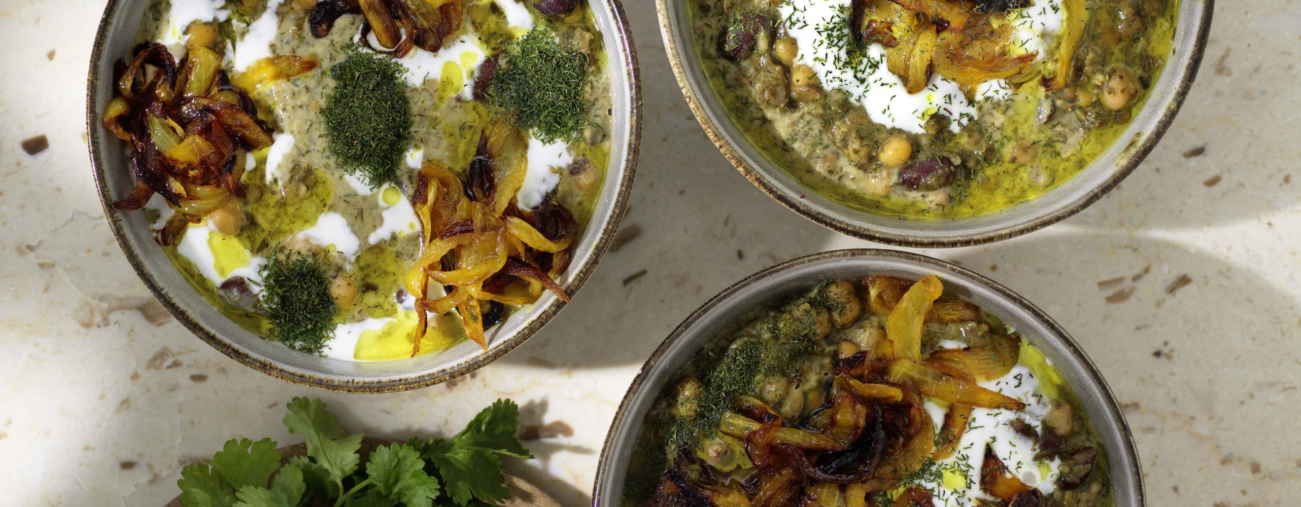 Tre skålar med bönsoppa taget uppifrån