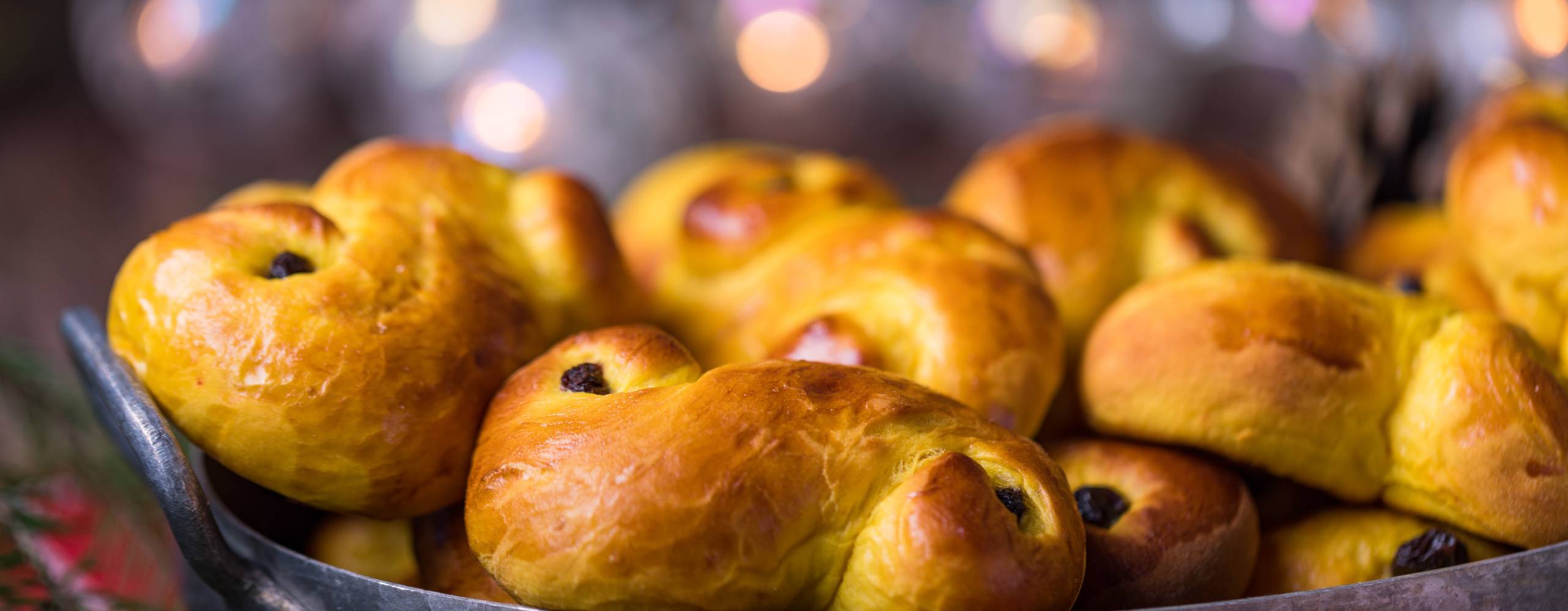 En bricka med lussebullar