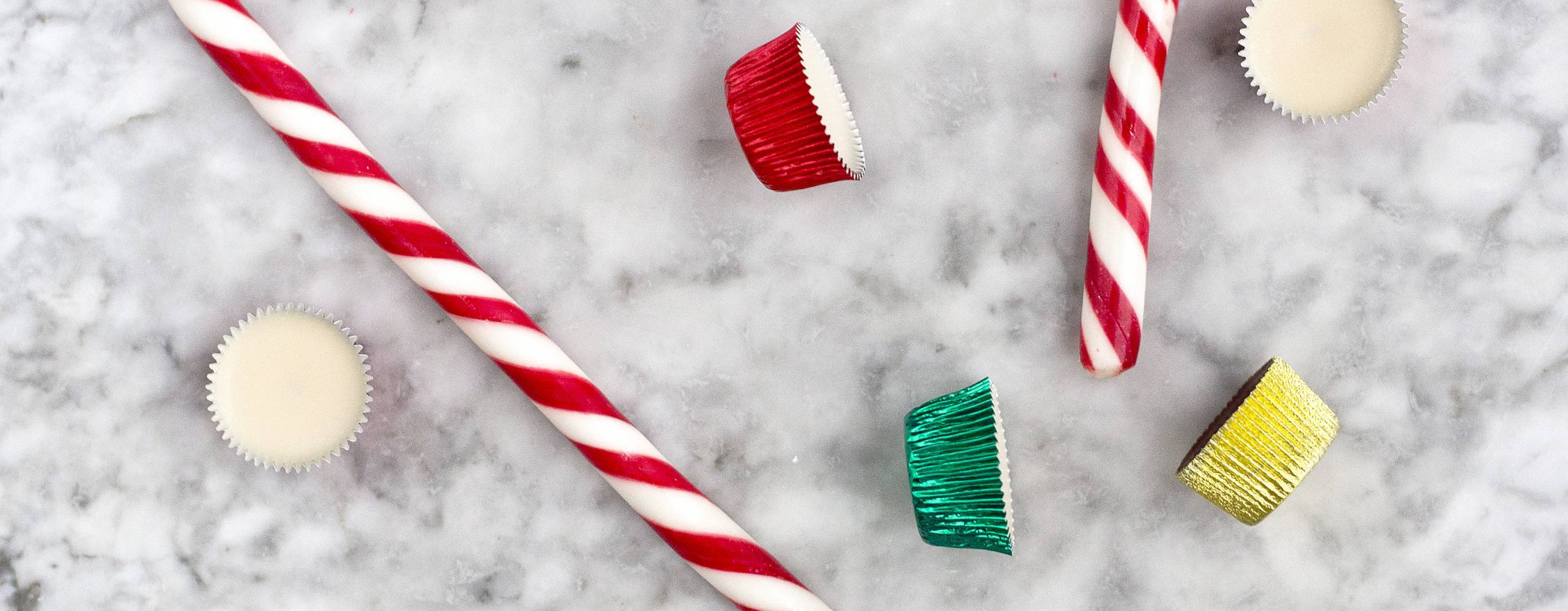 Ljus och mörk ischoklad mot en marmorbakgrund