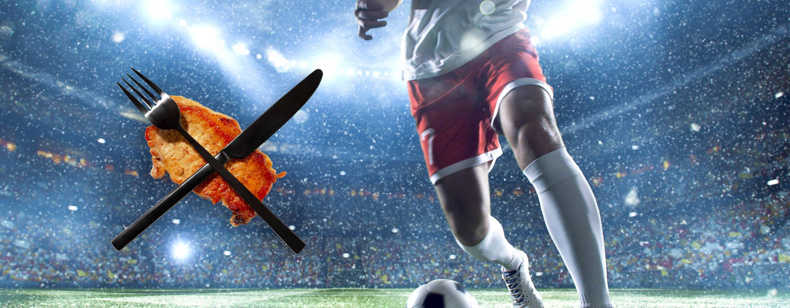 En kille som spelar fotboll och en överkryssad köttbit