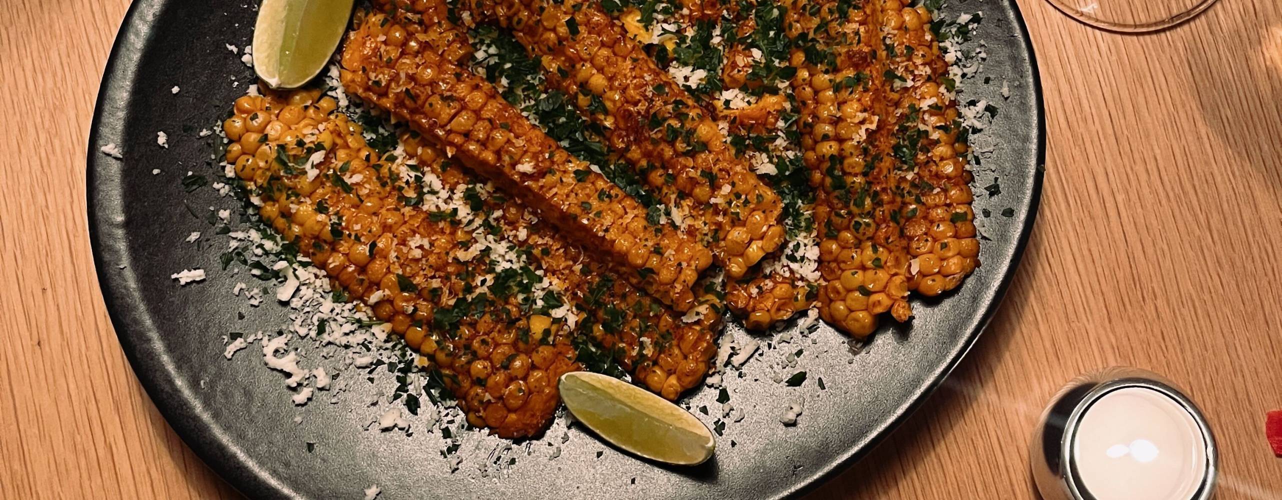 veganska corn ribs på ett fat med en skål majonnäs bredvid