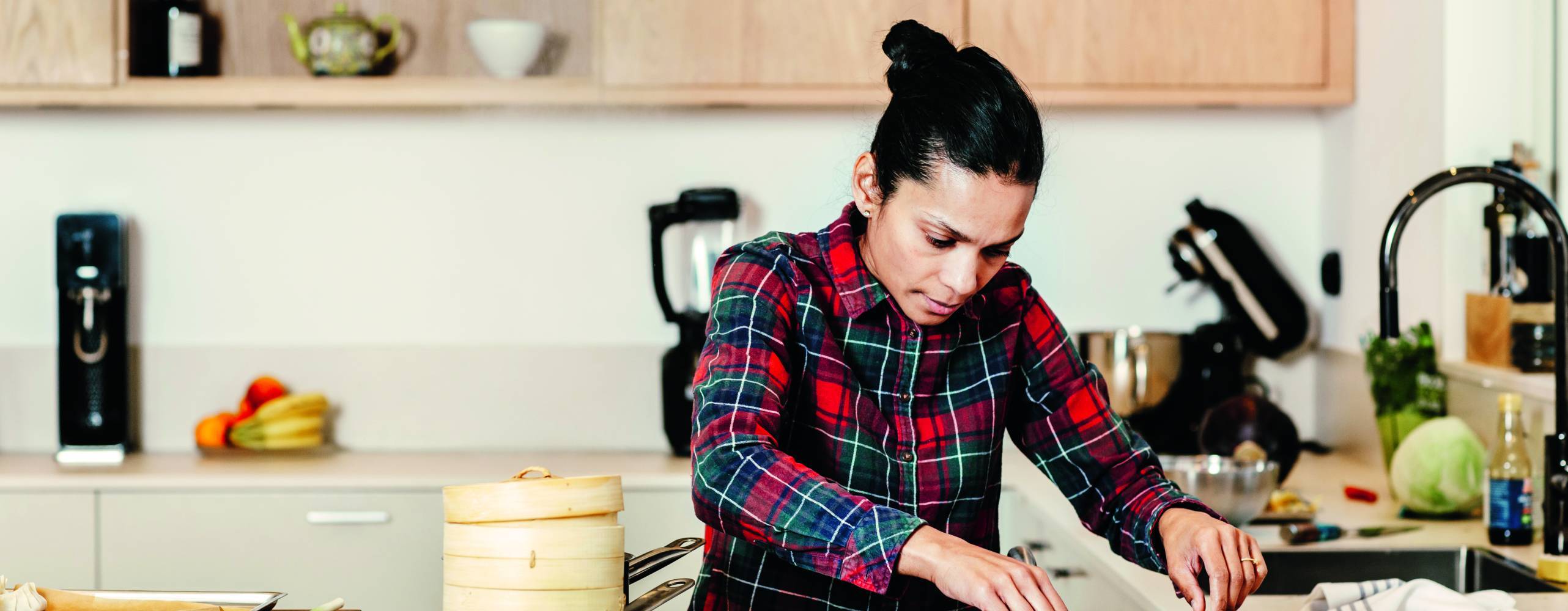 Kock i kök som lagar växtbaserad mat.