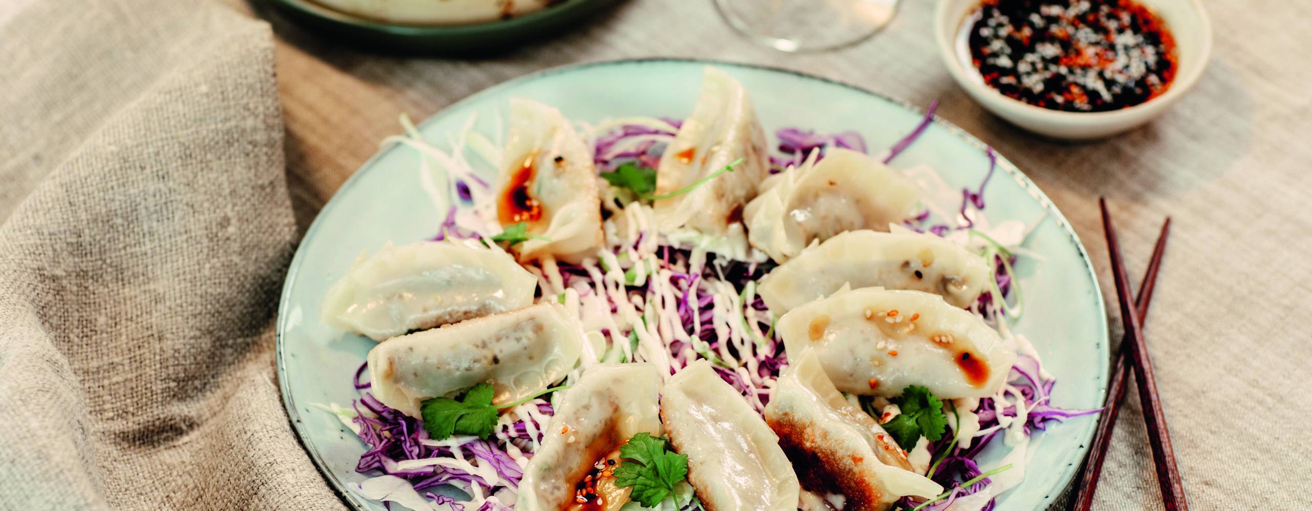 Gyozaz på ett fat med en dipp på sidan