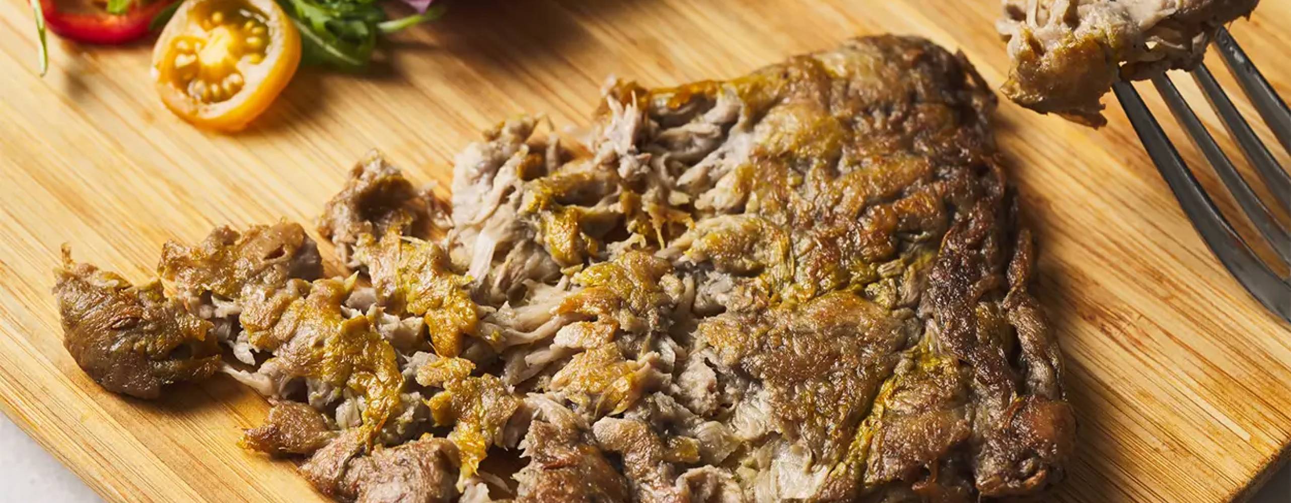 En vegansk file på svampprotein på en skärbräda i trä.