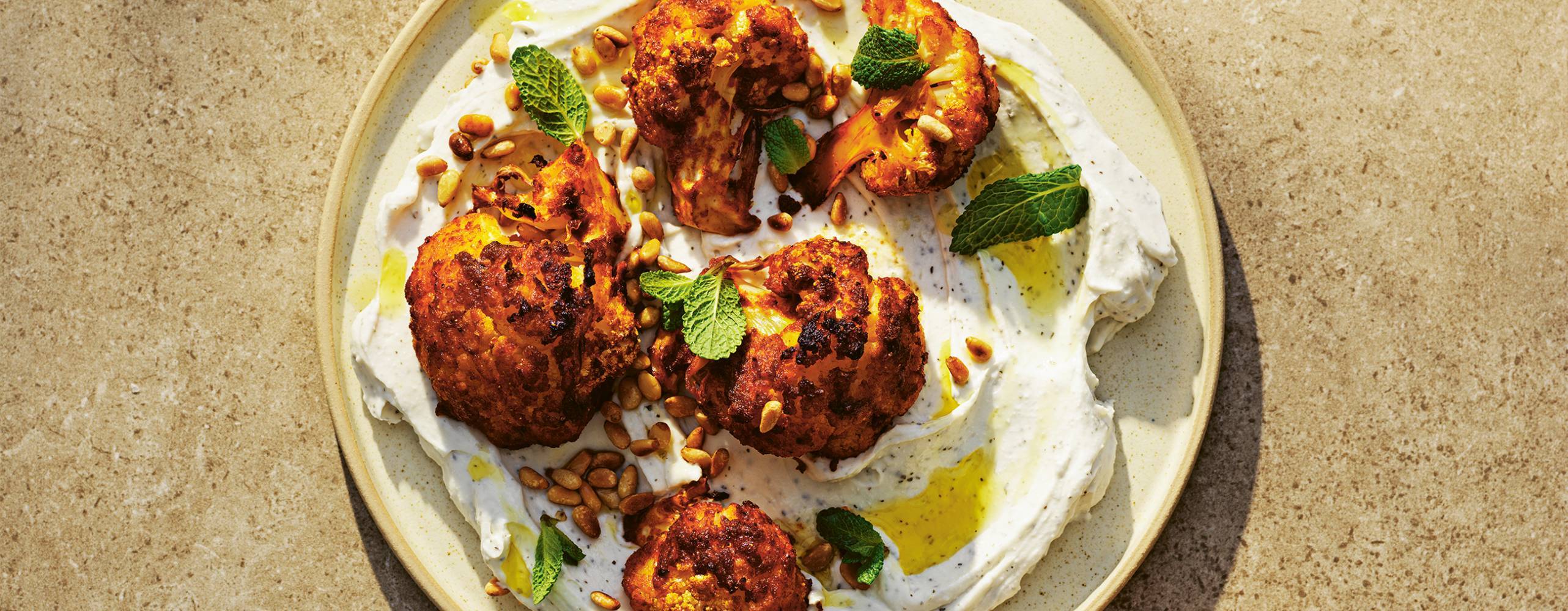 Harissarostad blomkål på en tallrik