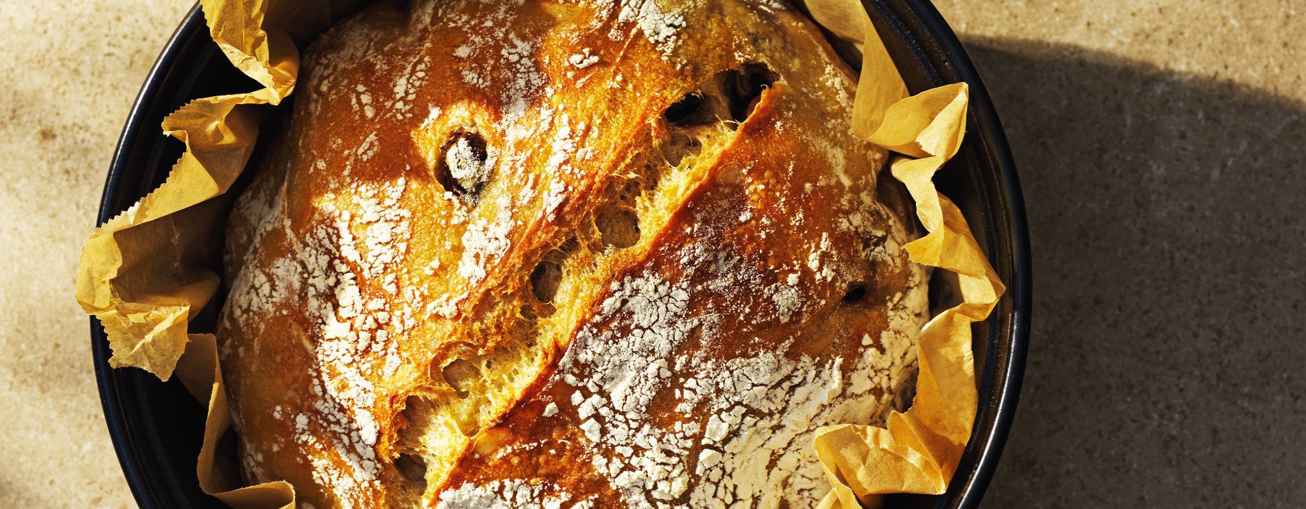 Ett nybakt olivbröd, vy uppifrån