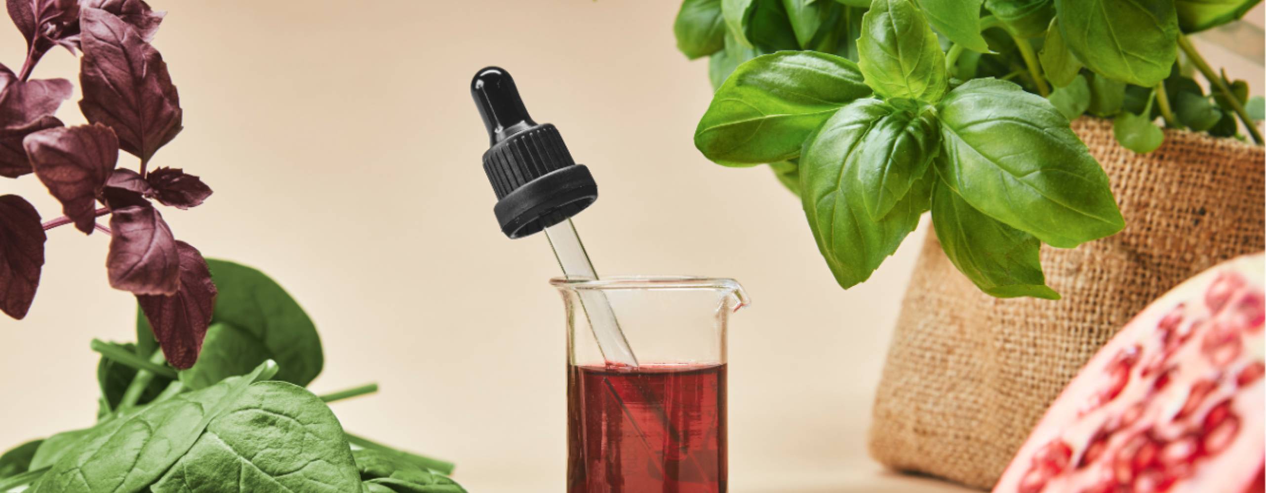 En glasbägare med en vegansk järnlösning med en pipett i.