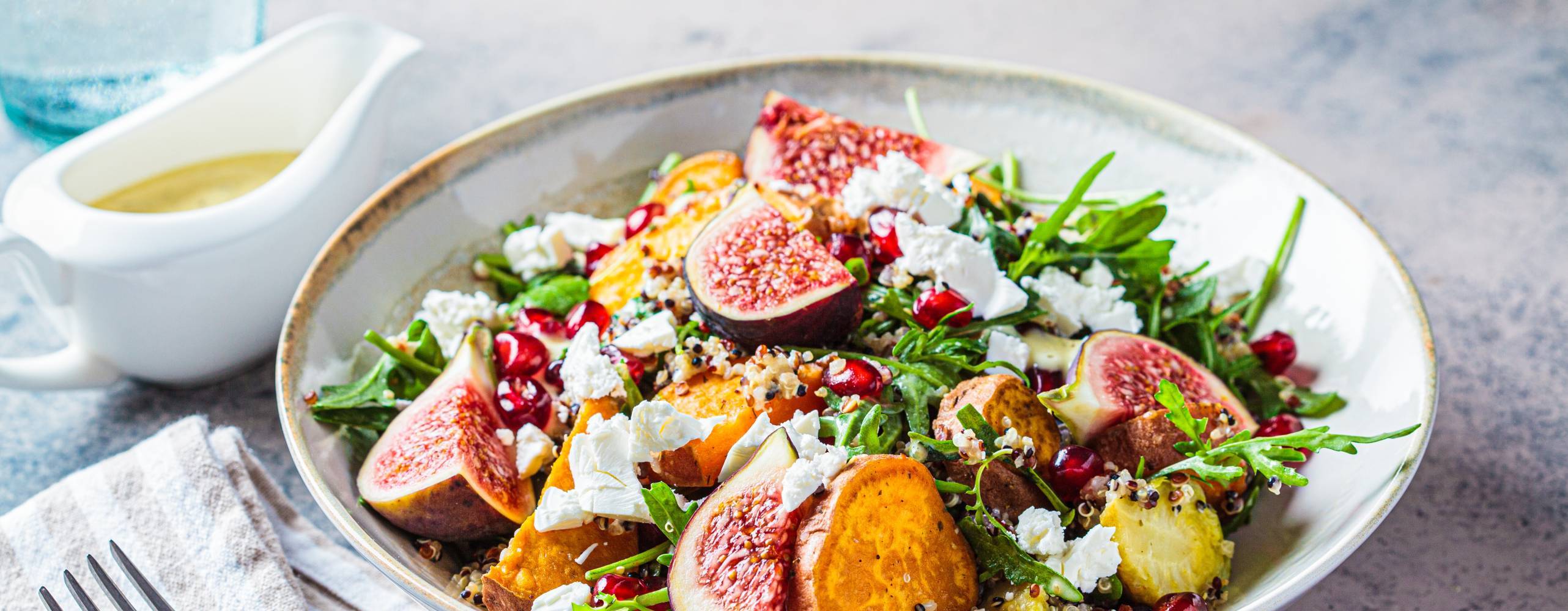 Sallad med sötpotatis, vegansk feta och fikon i en djuptallrik