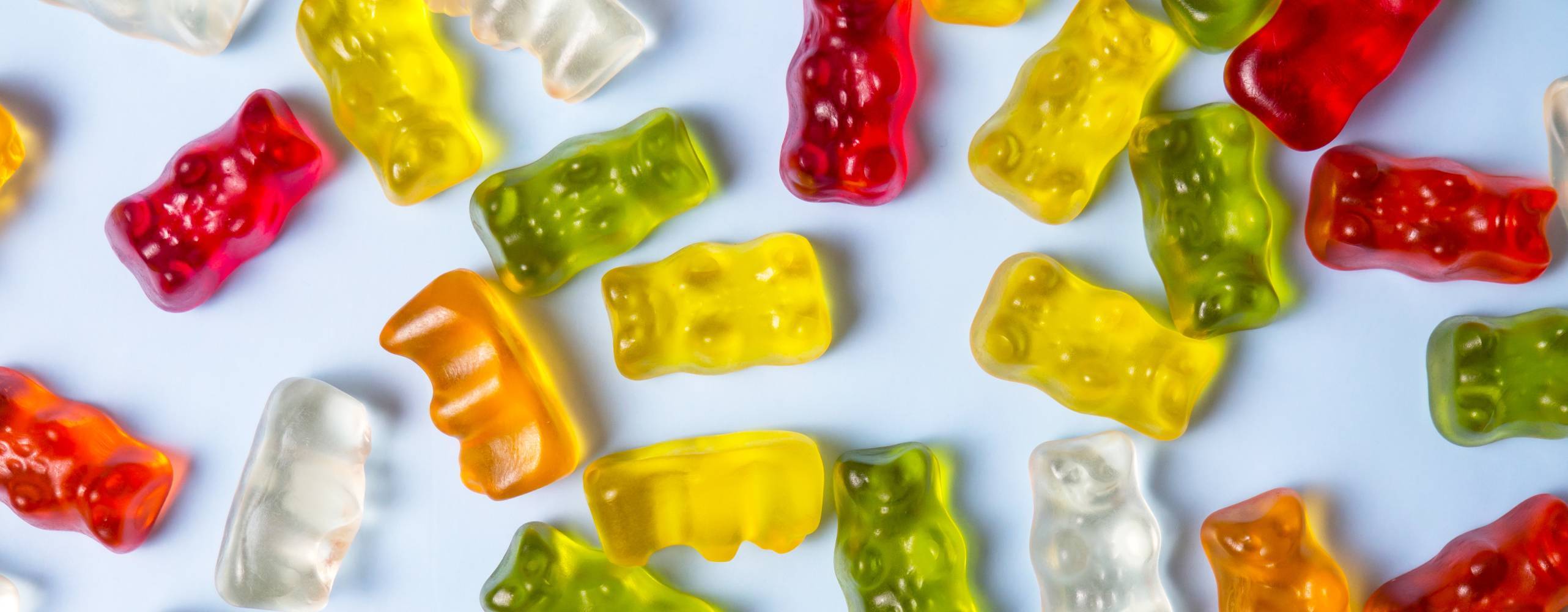 Gummibjörnar på en ljusblå bakgrund, bild tagen uppifrån