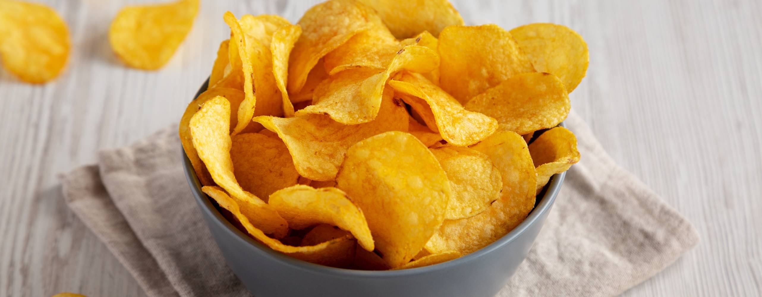 En skål med chips på en linneservett
