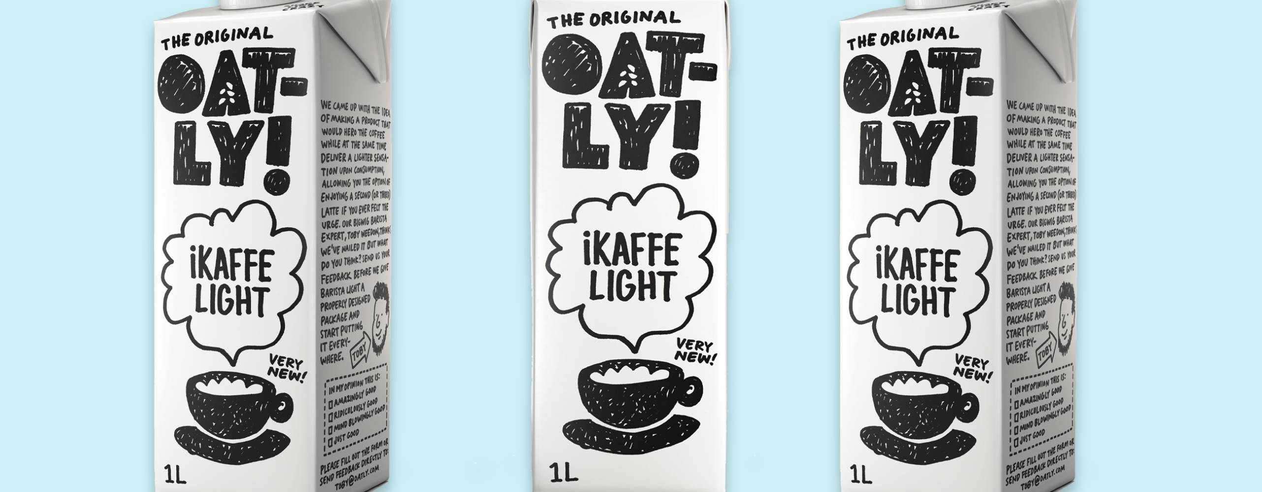 Tre förpackningar växtbaserade drycker uppradade mor en ljusblå bakgrund