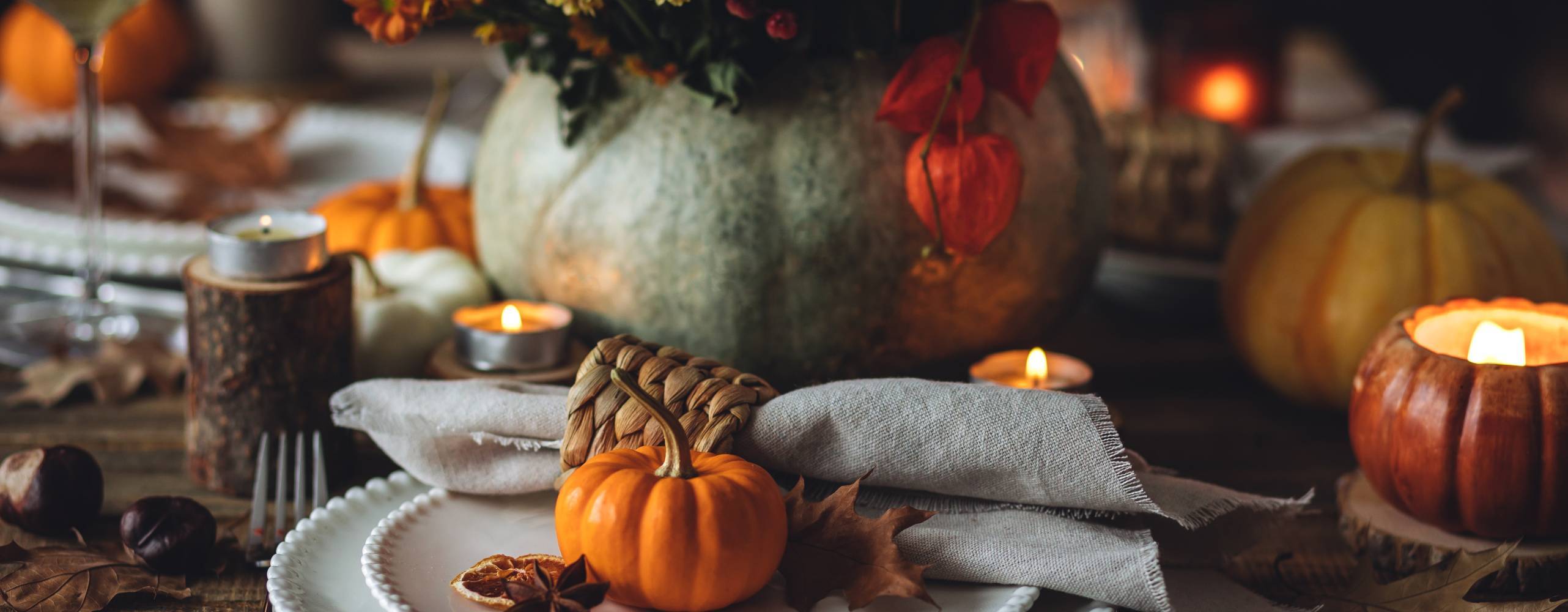 Mysig festlig semester bord inredning för hem familj Thanksgiving middag. Traditionell händelse, elegant naturlig dekoration. Trä rustikt bord, lantlig stil.