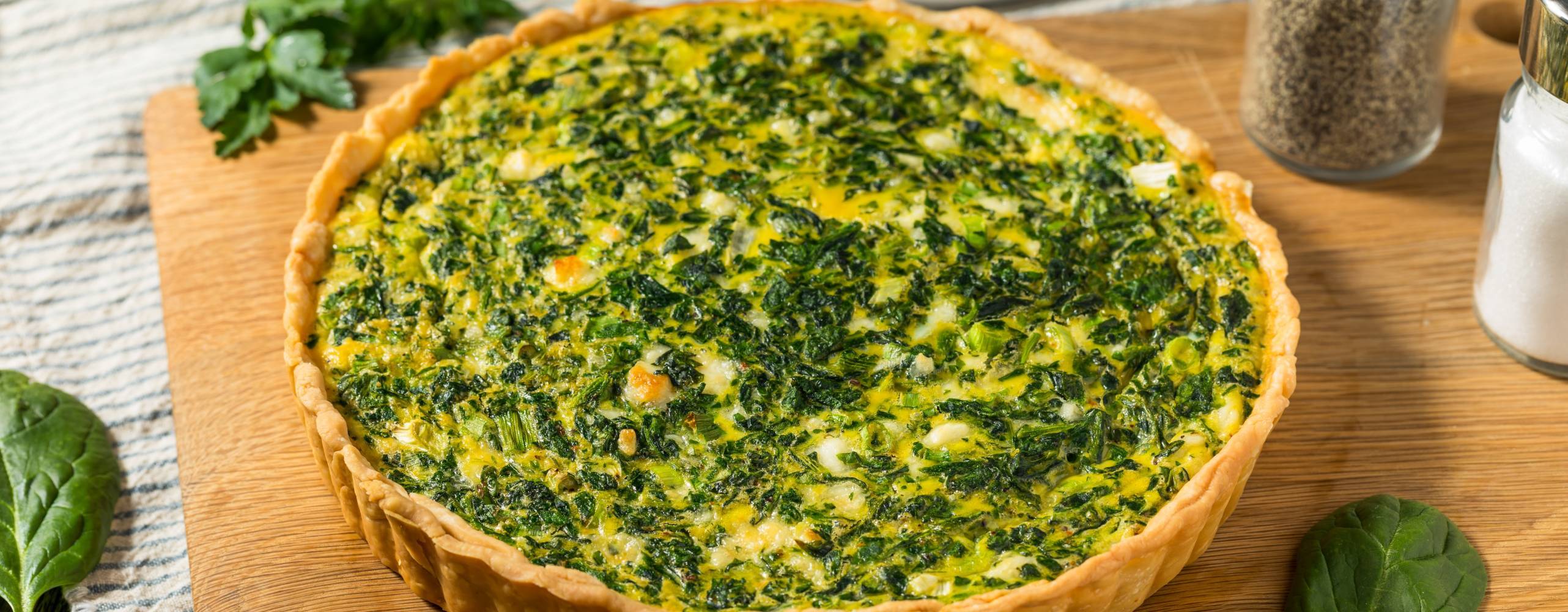 spenatpaj på en skärbräda i trä