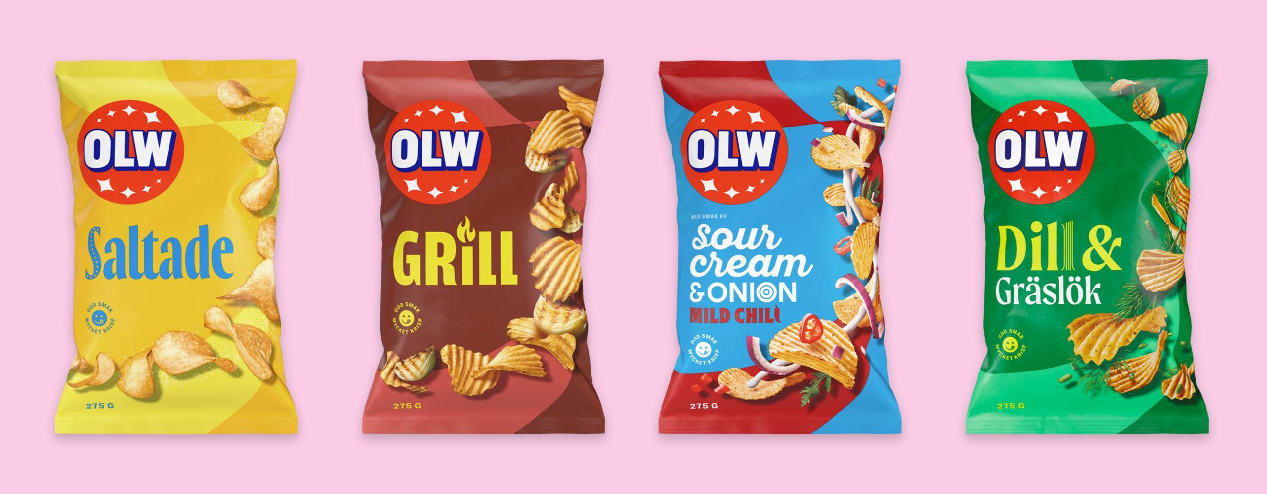 Fyra påsar chips mot en rosa bakgrund