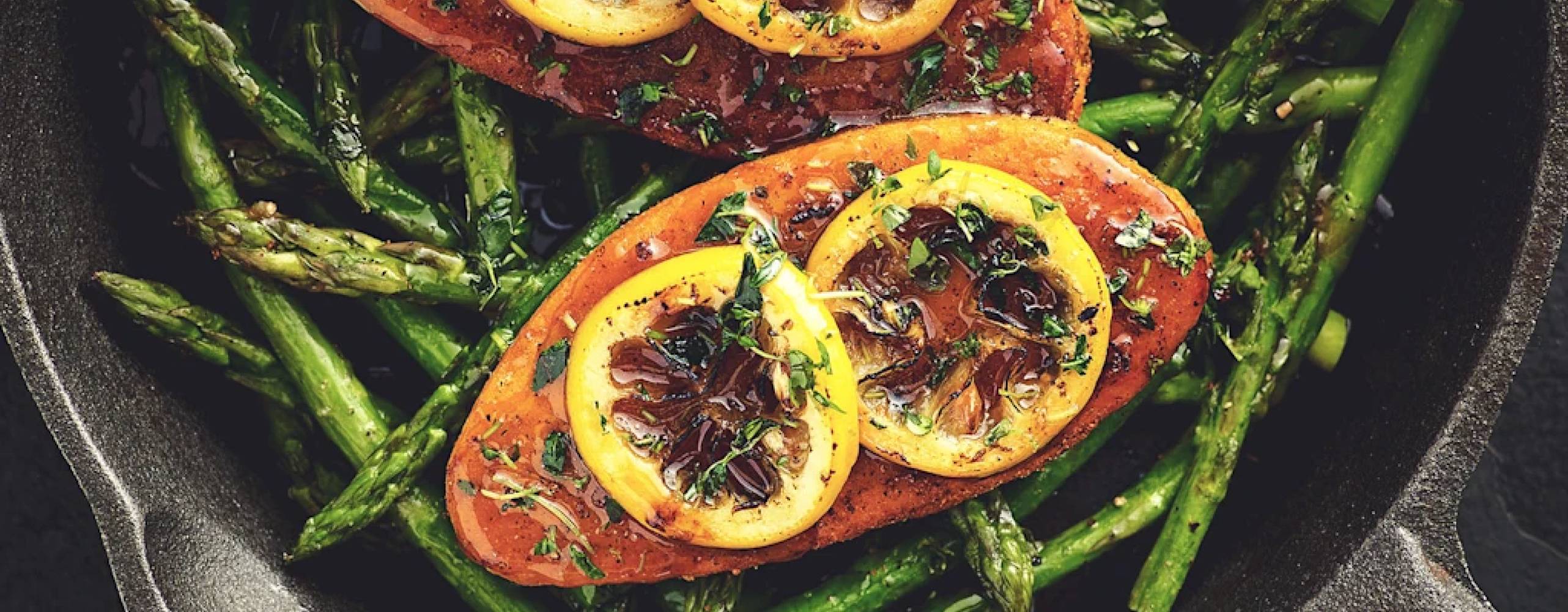 Två vegofiléer på en bädd av sparris i en stekpanna