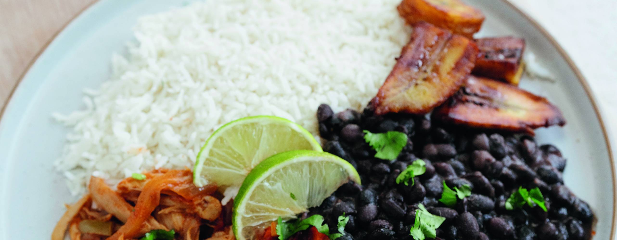 Vegansk svamprätt med ris och bönor på en tallrik