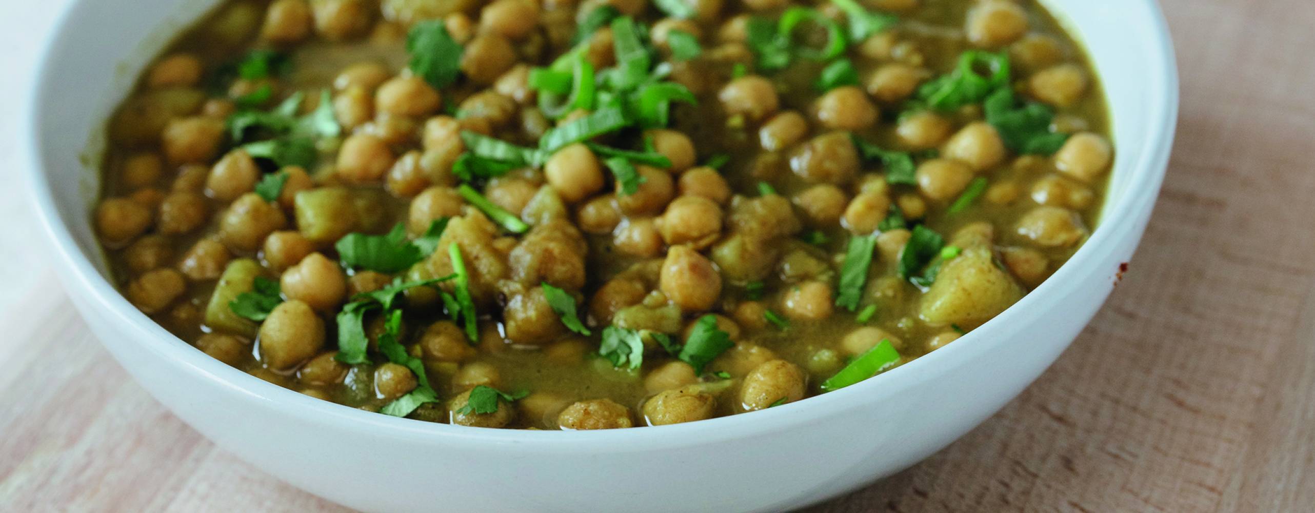 Kikärtscurry i en vit djuptallrik