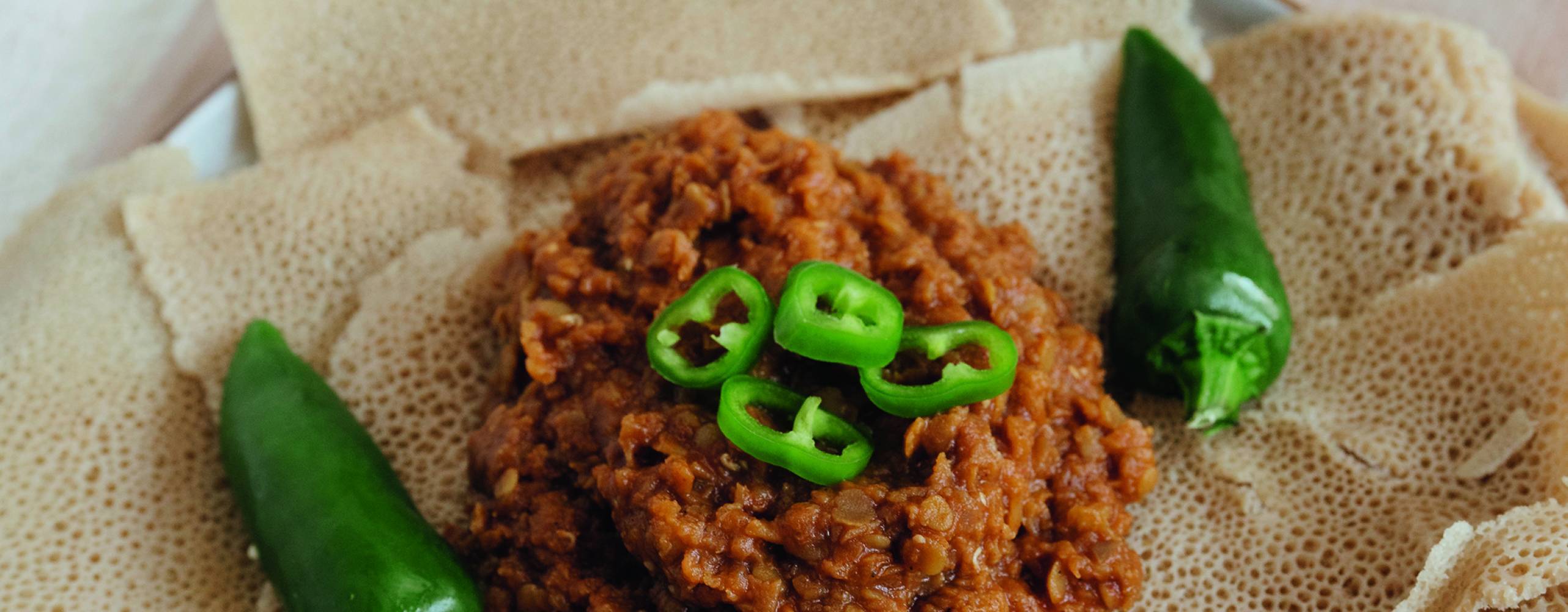 Shiro wot på en ljus träbräda