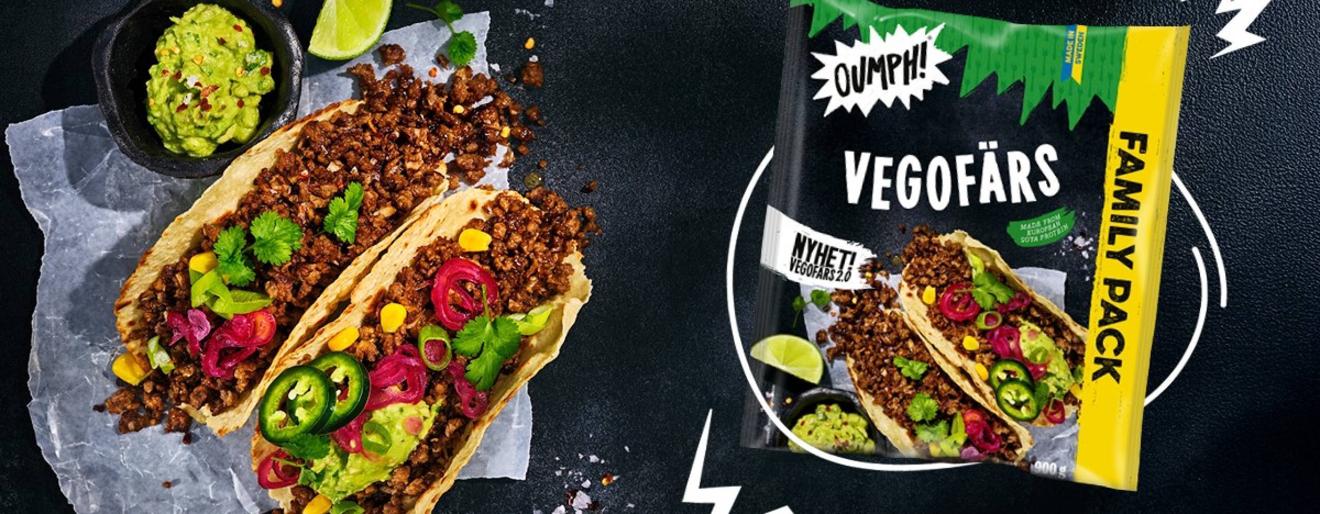 En delad bild där det är tacos på ena sidan och en paket vegofärs på den andra sidan på en svart bakgrund.