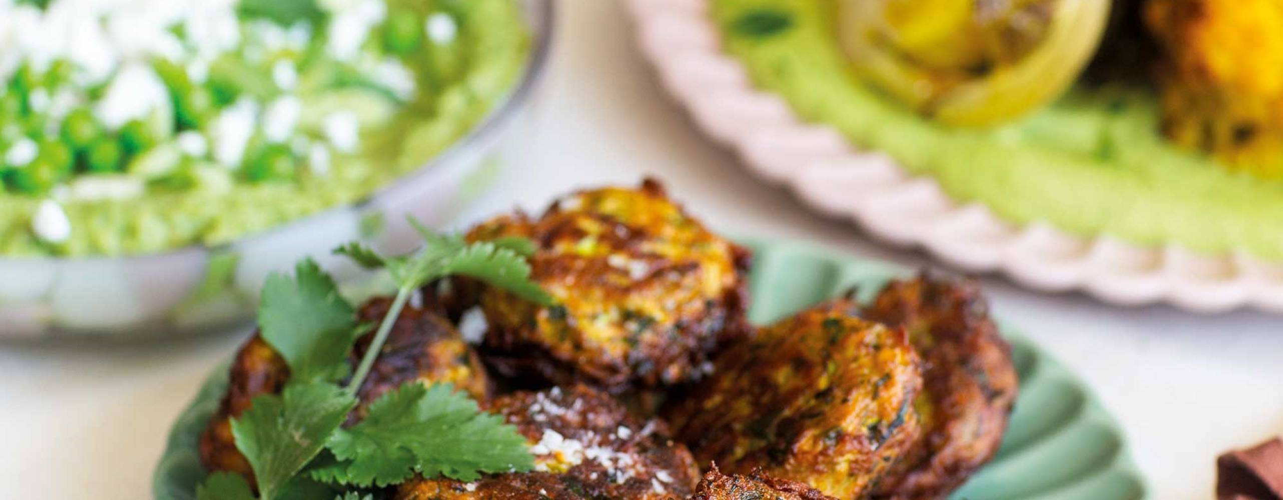 Örtiga biffar med zucchini på en vit tallrik