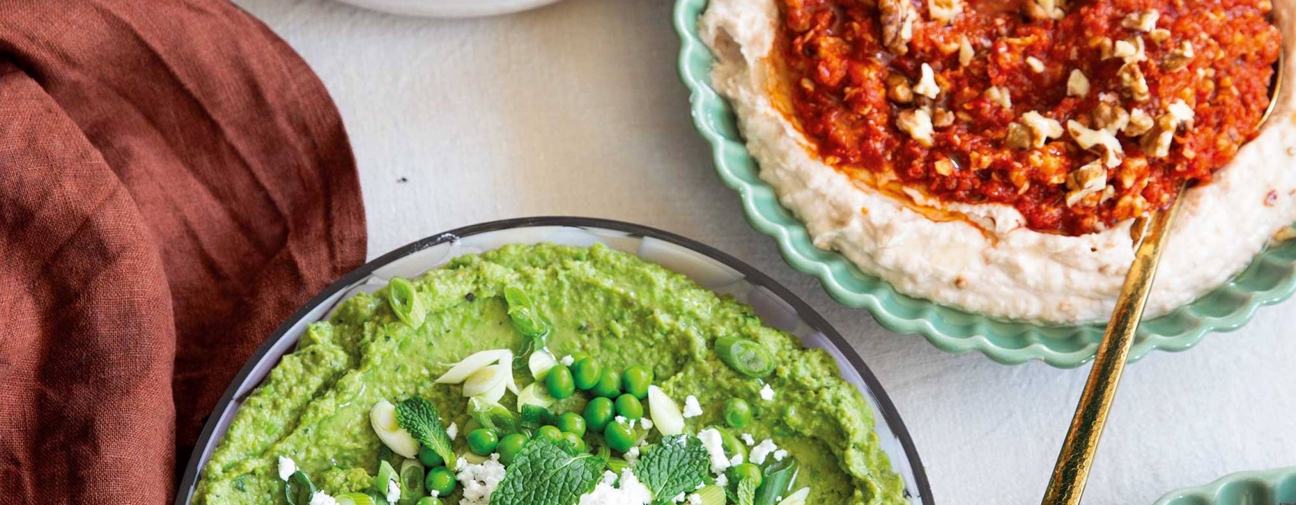 ärtröra med avokado och vegansk fetaost tillsammans med två andra röror