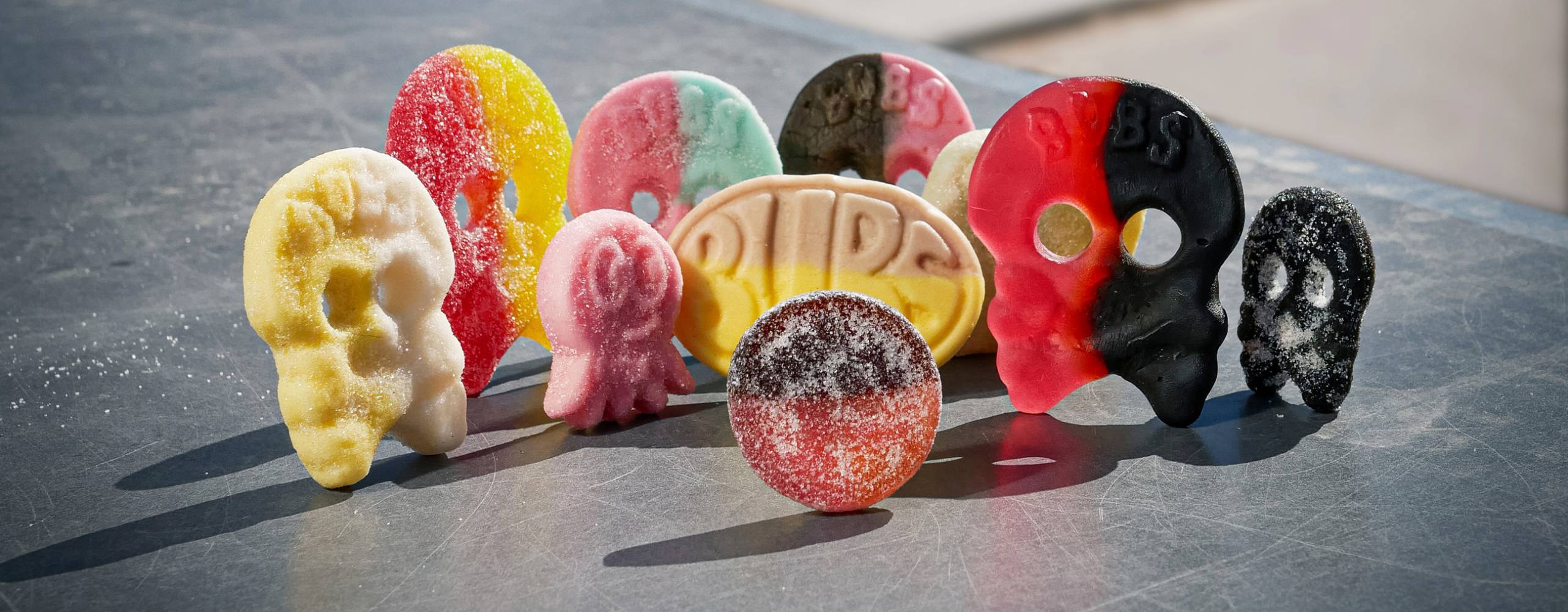 godisar uppradade på en metallyta utomhus