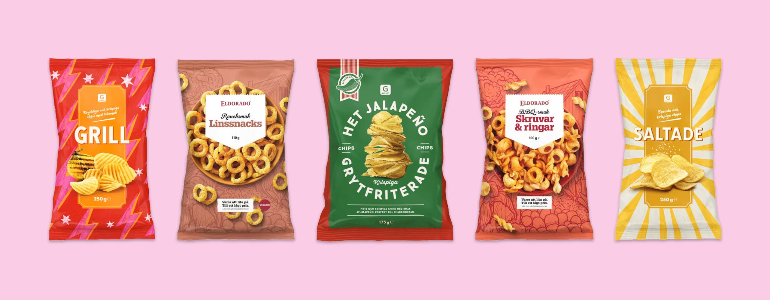 fem påsar veganska chips uppradade mot en ljusrosa bakgrund