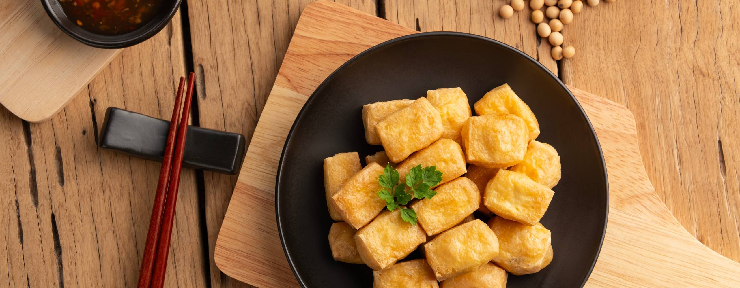 Friterad tofu i en tallrik på en skärbräda