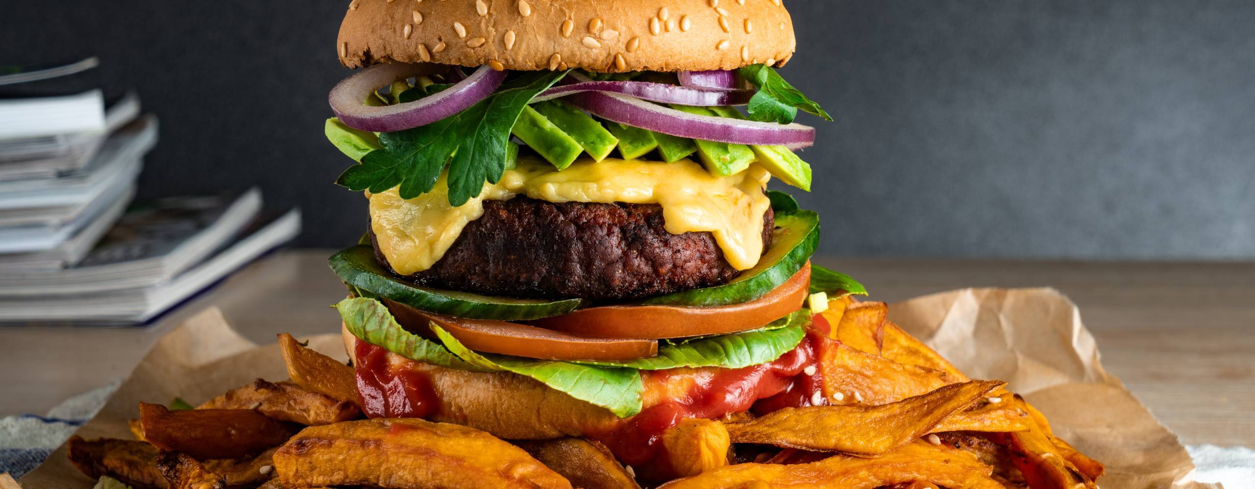 Vegansk hamburgare med sötpotatispommes