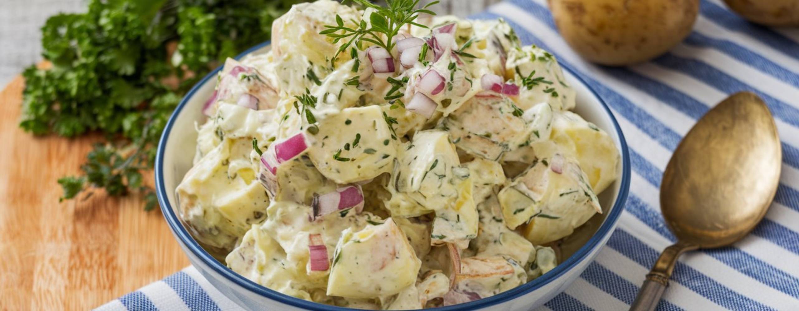 Färskpotatissallad i en skål