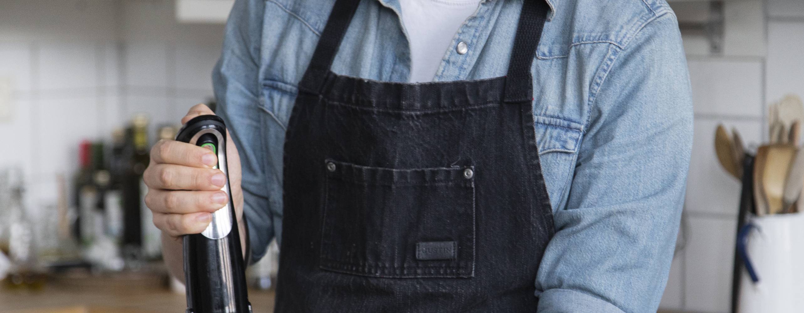 Foto på veganska matkreatören Gustav Johansson i ett kök