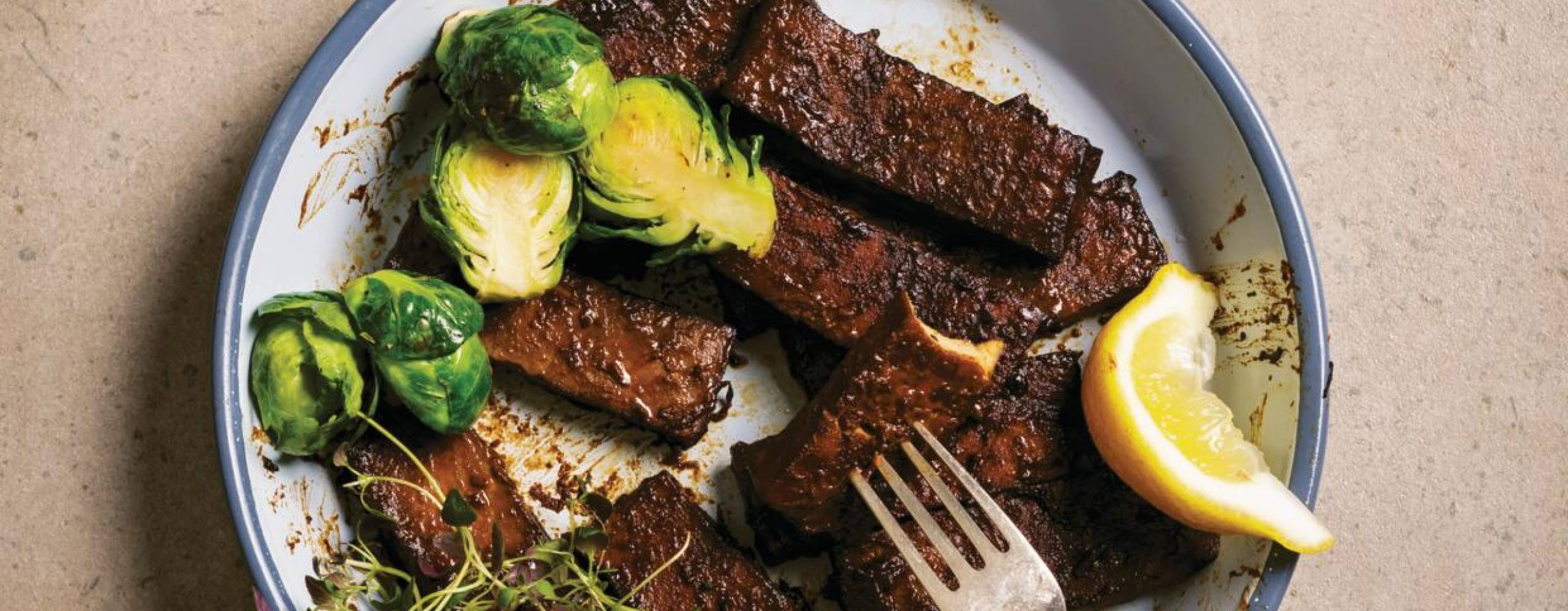 En tallrik med veganska revbensspjäll av tofu