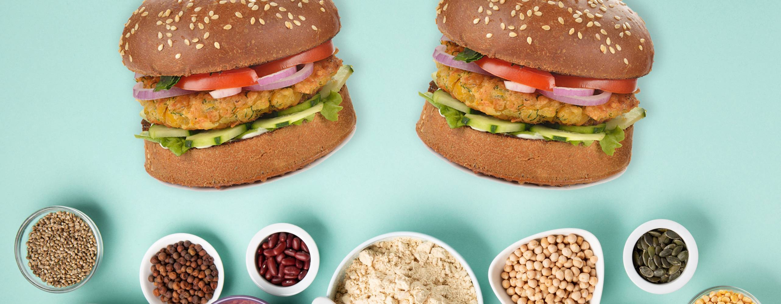 Två växtbaserade hamburgare på samma bild som massa baljväxter