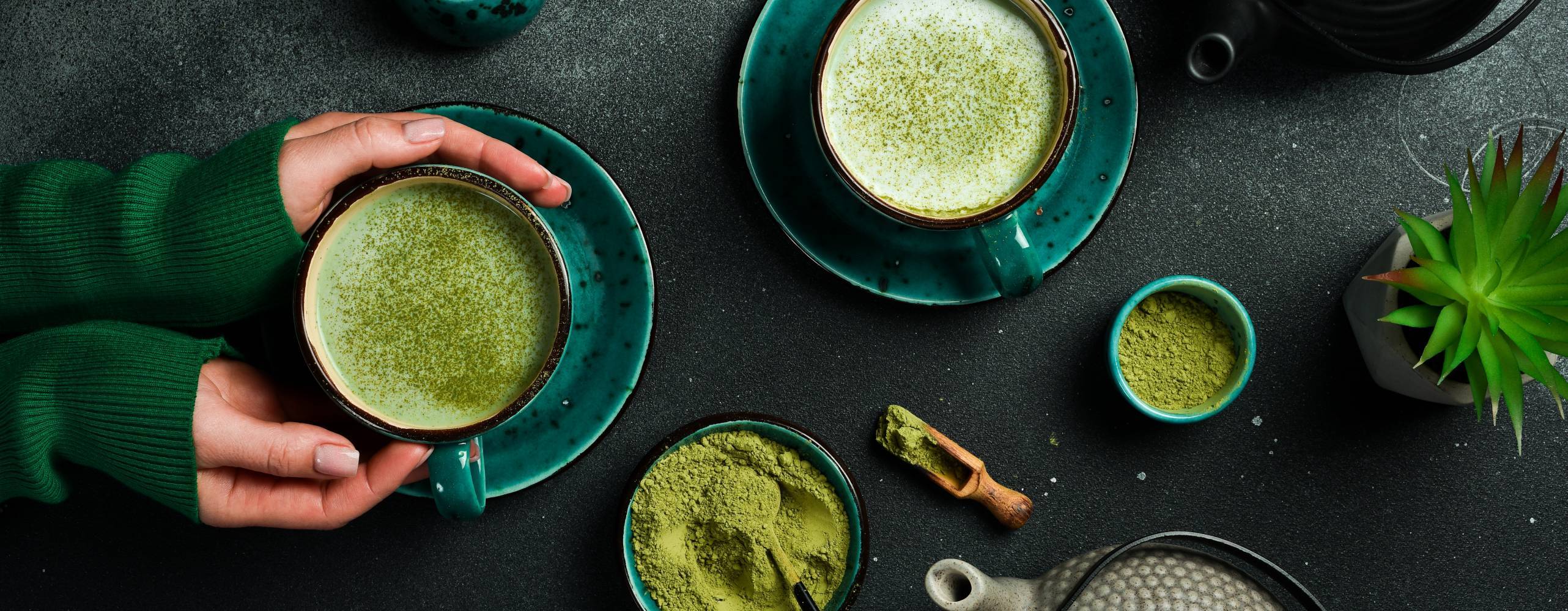 Matcha latte i två koppar, bild uppifrån