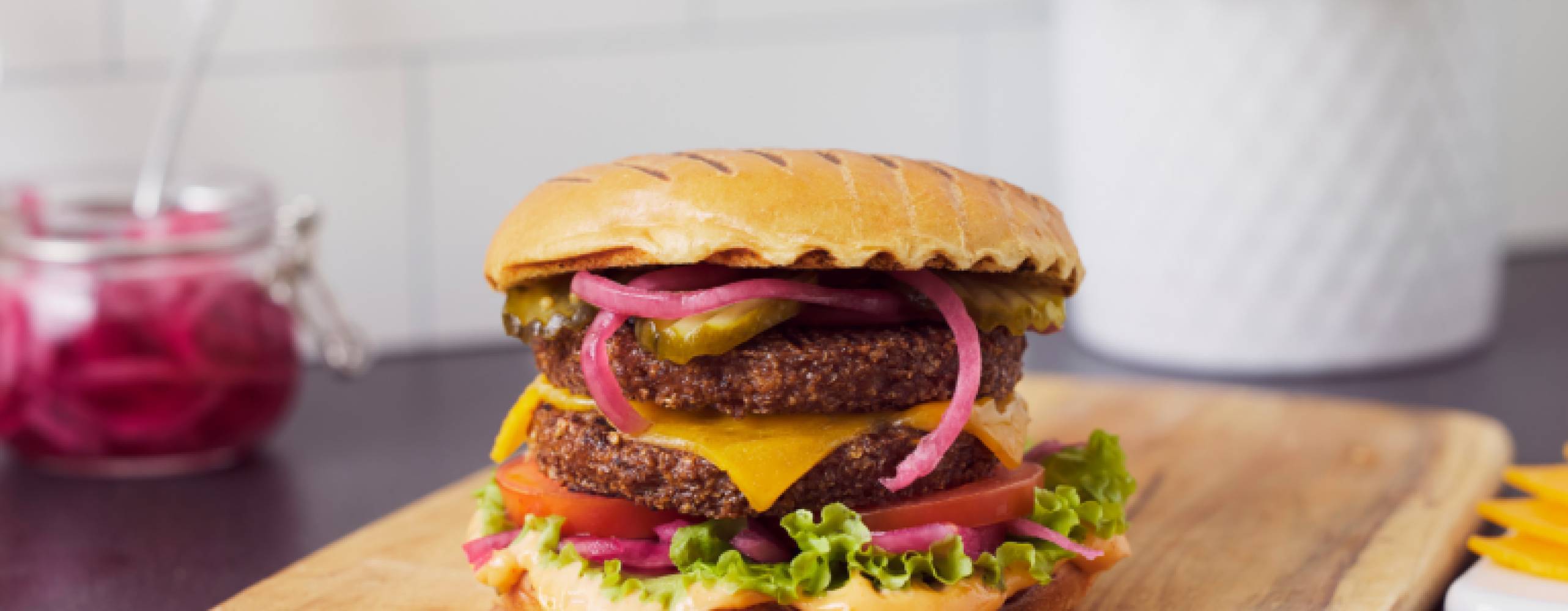 Växtbaserad burgare på en skärbräda