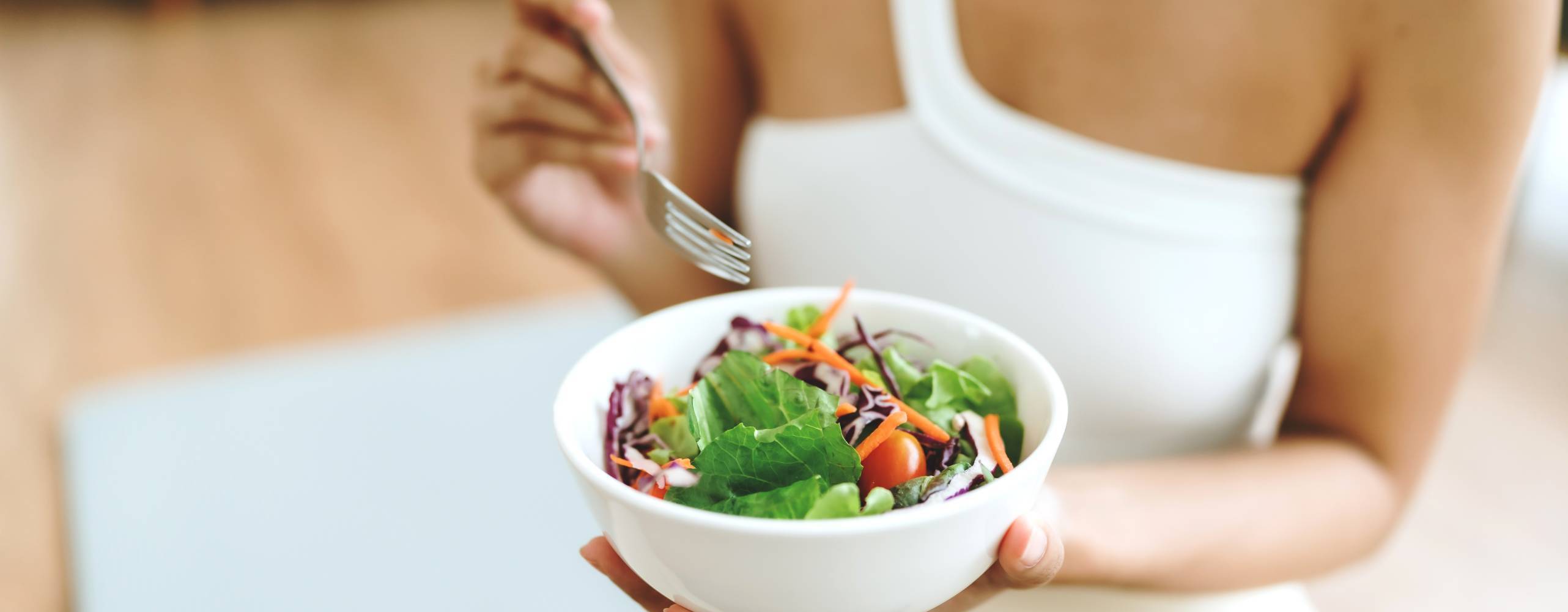 Kvinna som äter sallad