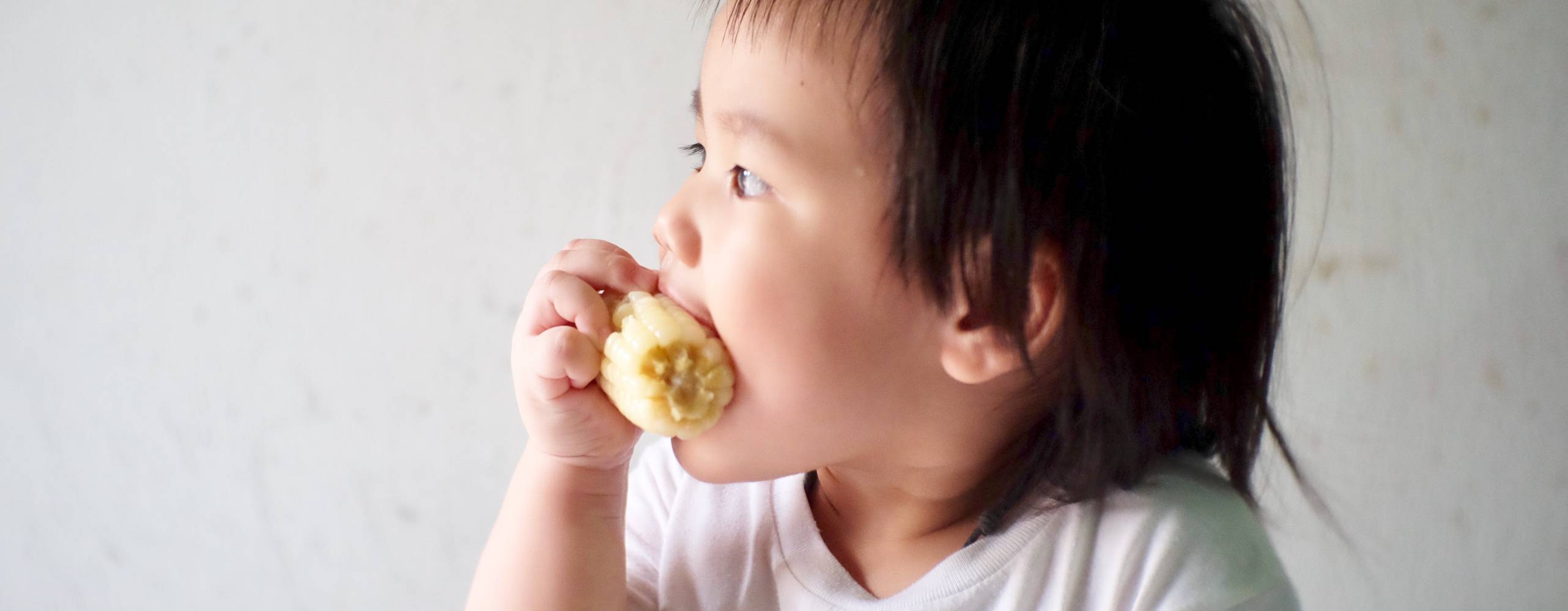 Bild på barn som äter majs