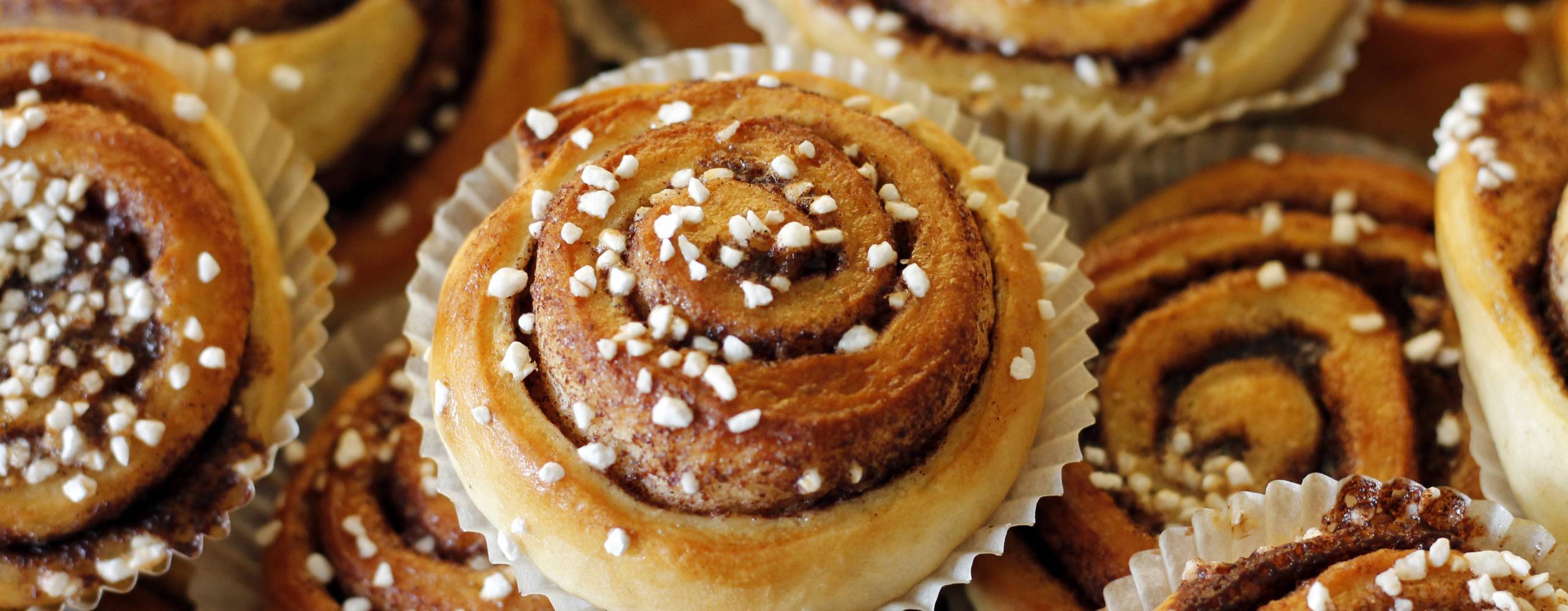 Bild på flera kanelbullar