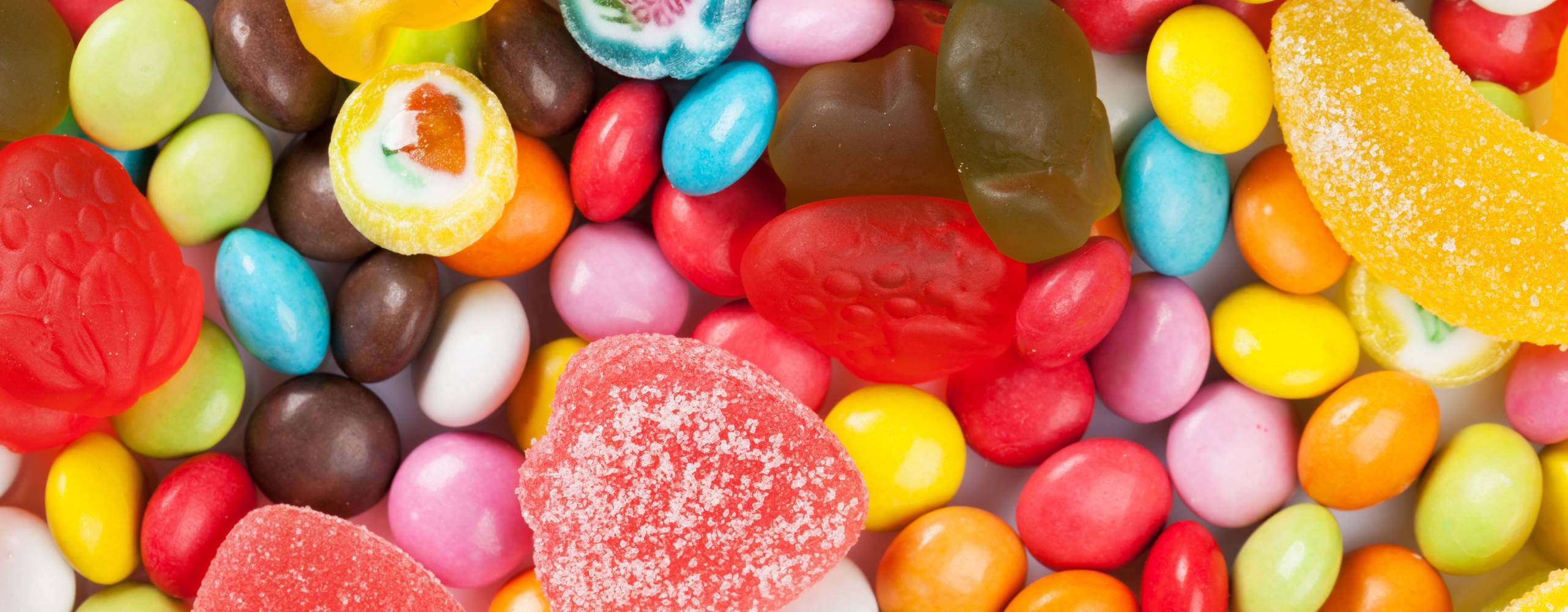 Foto: Shutterstock, Evgeny Karandaev Bild på diverse färgglatt godis, ej veganskt
