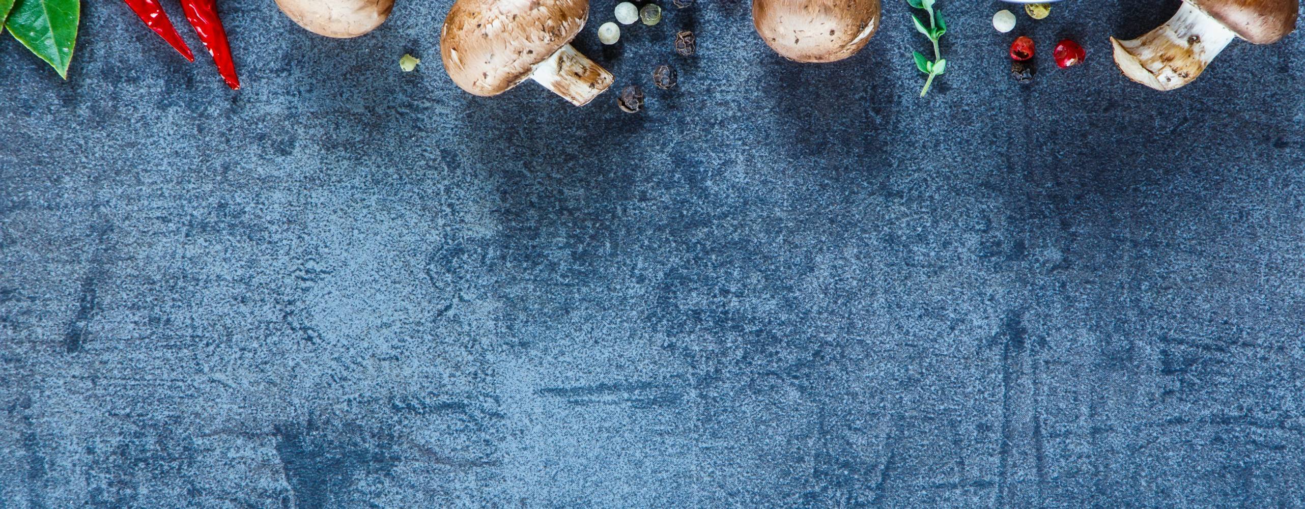 Foto: Shutterstock, Yuliya Gontar Bild på mörk bakgrund och champinjoner, chili, peppar och flingsalt
