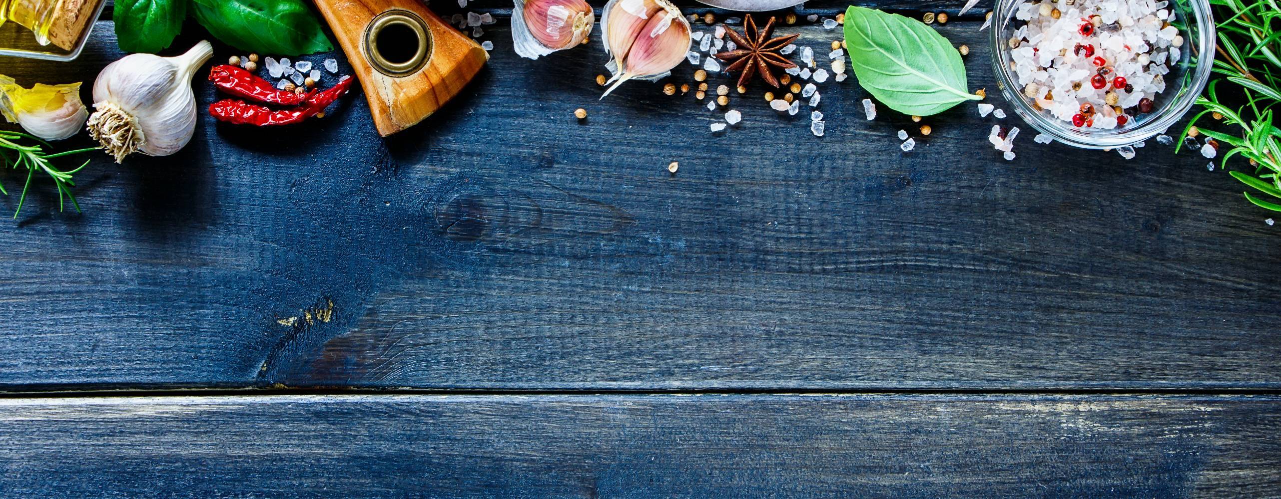 Bild på mörk bakgrund och diverse grönsaker