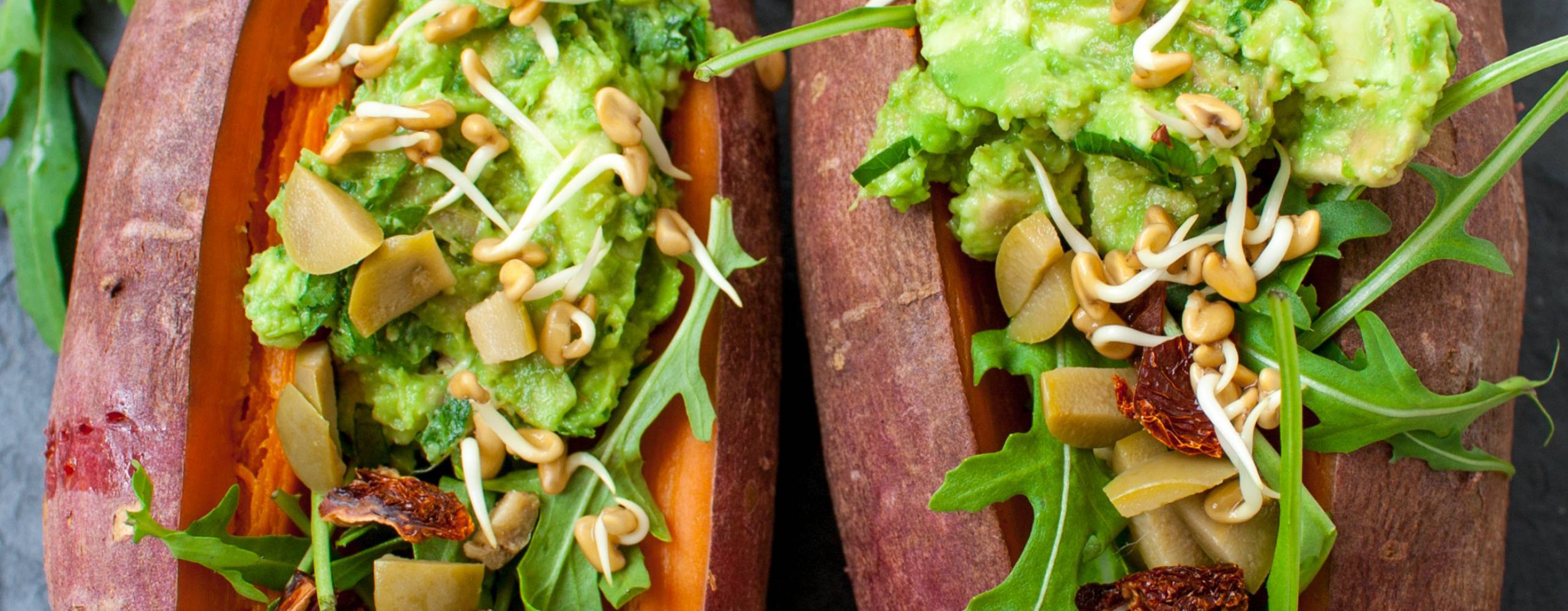 Foto: Shutterstock vaaseenaa Bild på sötpotatis fylld med avokado röra