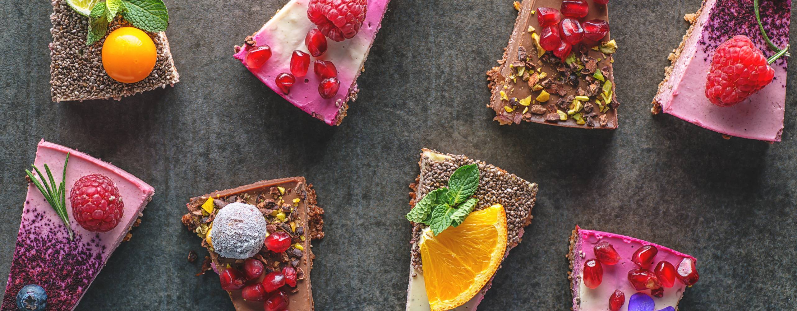 Bild på åtta bitar rawfood tårta i olika färger